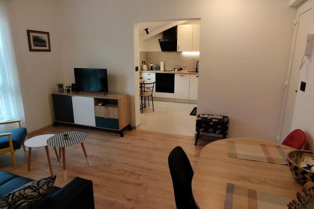 Cute Apartment Marla Art Close To Center พูลา ภายนอก รูปภาพ