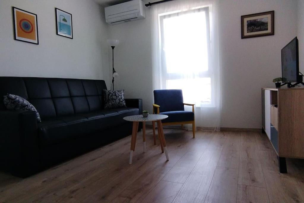 Cute Apartment Marla Art Close To Center พูลา ภายนอก รูปภาพ